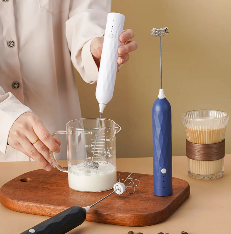 Mousseur à Lait Électrique Rechargeable – 3 Vitesses + 2 Têtes Amovibles